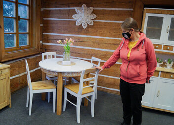 Provoz 13 vystavuje v Novém Boru restaurovaný nábytek