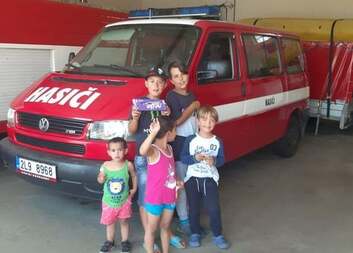 Hasiči z Dobranova potěšili děti z azylu