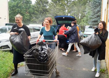 Zaměstnanci firmy Forvia potěšili dvěma vozidly dárků