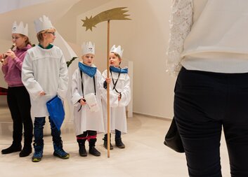 Nápisy na dveřích, které potěší. Králové vyrazili do ulic.