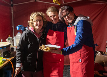 Hrdí účastníci IGS. Charita smažila palačinku pro oběti povodní